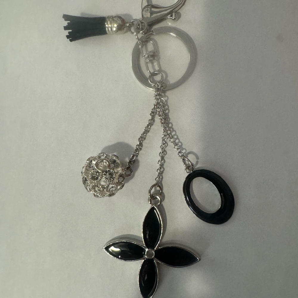 🔥 SOLD 🔥 Elegant Black and Silver Keychain